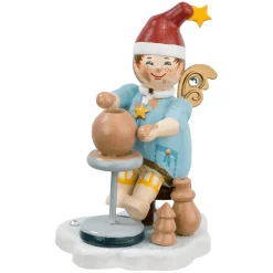 Käthes Original Weihnachtsdeko Holz|Käthes Original Figuren-Engel beim Töpfern